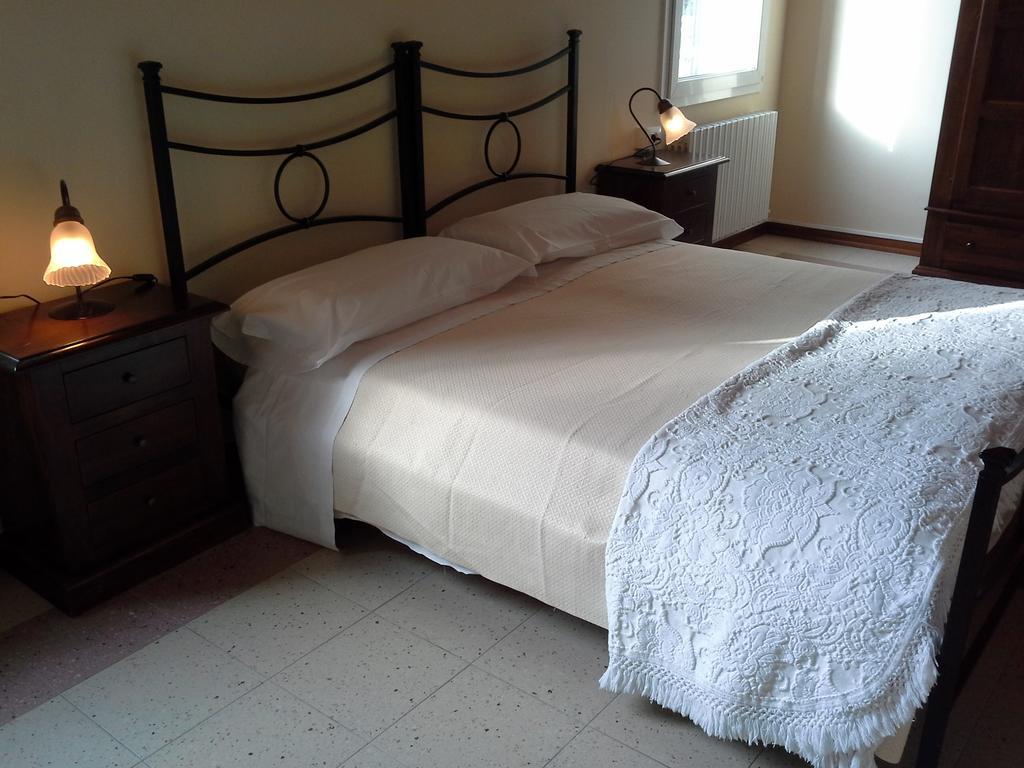 Le Stanze Sul Po Bed and Breakfast Ferrara Rum bild